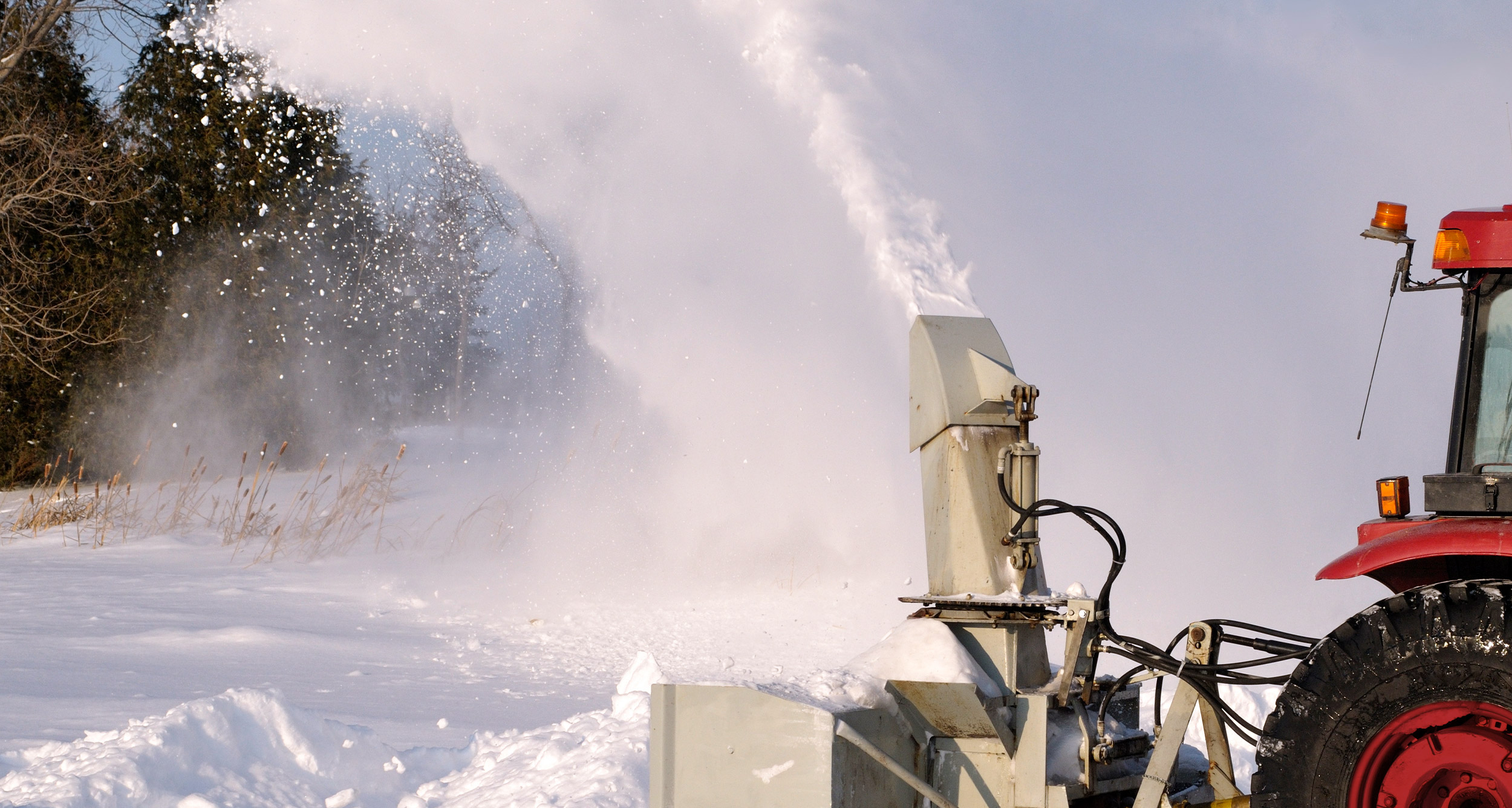 Machen Sie Ihren Traktor winterfest mit einem Schneefräsen-Anbaugerät